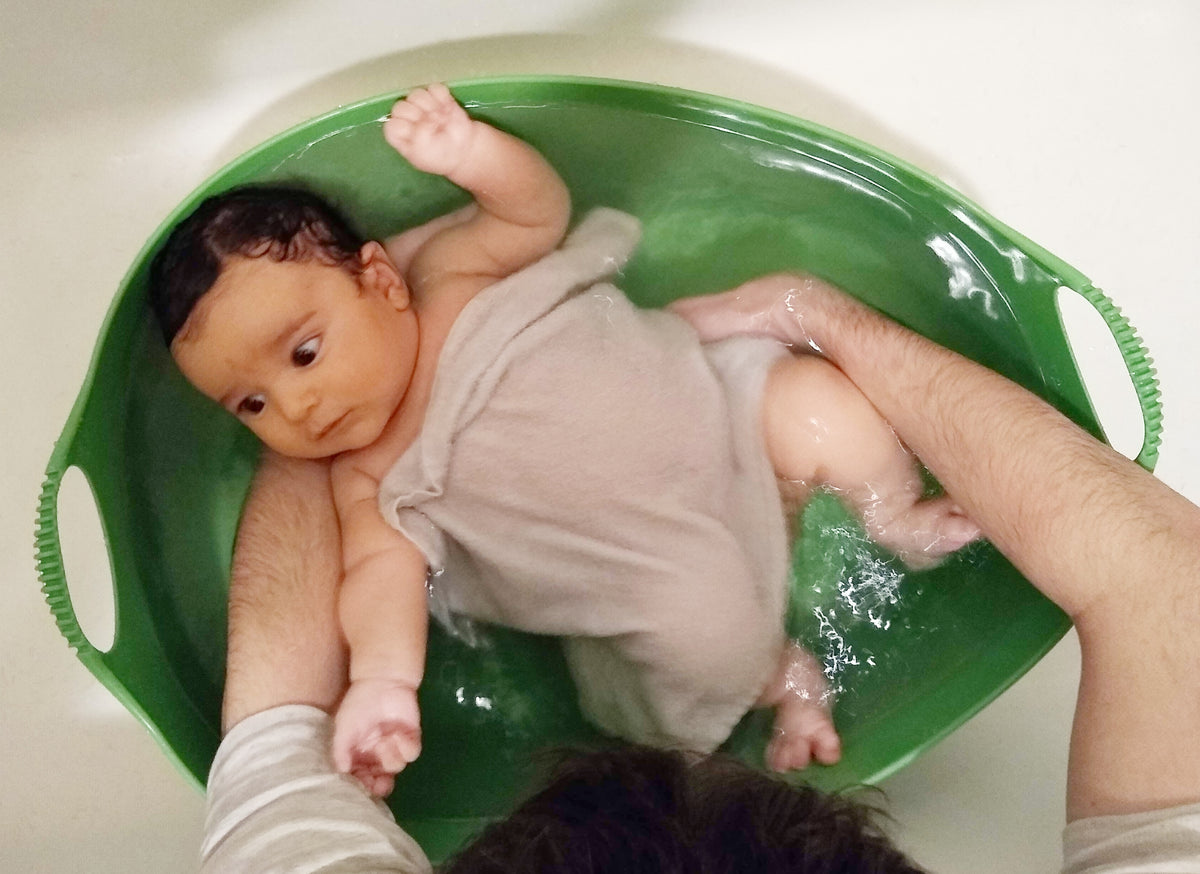 Lavare i capelli al neonato e prendersi cura della crosta lattea