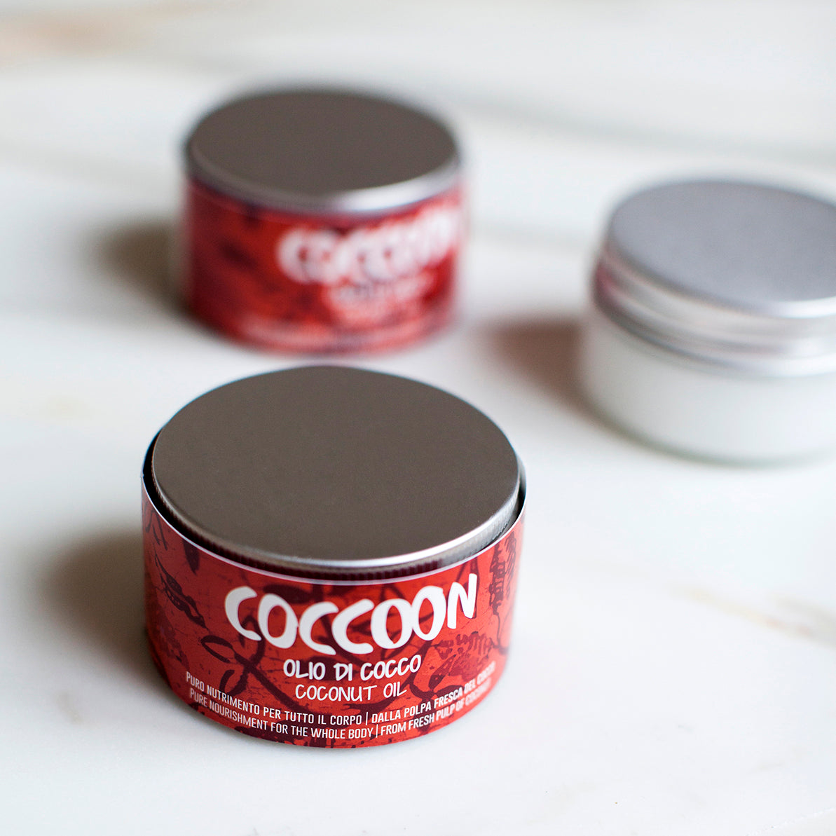 Un vasetto di vetro di olio di cocco Coccoon